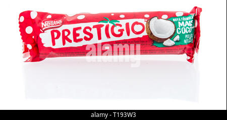 Winneconne, WI - 15 Marzo 2019: un pacchetto di Nestlé Prestigio cioccolato al latte coconut bar isolato su un background Foto Stock