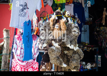 Negozio di souvenir in vendita nel Parco Nazionale di Manuel Antonio ingresso in Costa Rica Foto Stock