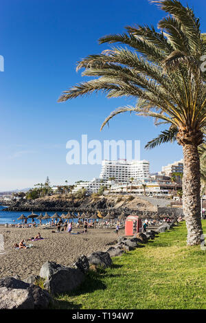 Spiaggia di Costa Adeje, Tenerife con hotel Villamar nella distanza. Foto Stock