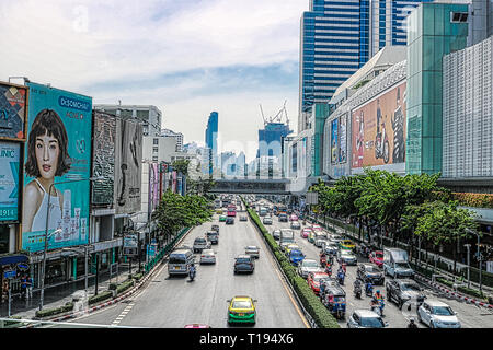 Questa unica immagine mostra la vita della città di Bangkok. Thailandia. Si trova sulla strada principale di un sacco di traffico e si è in grado di riconoscere la trafficata guidare bene Foto Stock