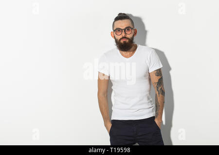 Hipster, persone concetto - tatuato barbuto Uomo in camicia bianca isolata su sfondo bianco Foto Stock