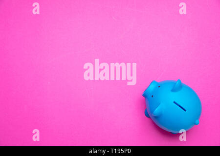 Salvadanaio cassaforte rosa Foto stock - Alamy