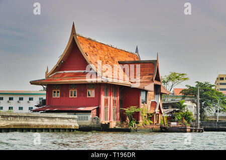 Questa unica foto mostra come la vecchia Bangkok somiglia e il modo in cui le persone vivono in circostanze semplici sulla Mae Nam Chao Phraya Foto Stock