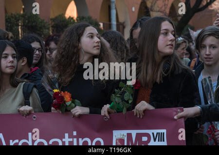 Gli studenti delle scuole nel quartiere della Garbatella, accompagnati dai loro insegnanti, dimostrata su 03/23/2019 andando alle Fosse Ardeatine dove 70 anni fa, il 24 marzo 1944, le truppe di occupazione tedesche si, comandato dal generale Kappler, macellati più di 335 persone in ritorsione contro l'attacco contro la SS Bolzano reggimento effettuata da una cellula partigiana in via Rasella, nel centro di Roma. Dopo la guerra il sito è stato riconosciuto come un memoriale di cimitero e Monumento Nazionale dove ogni anno una cerimonia istituzionale è tenuto con la partecipazione del capo dello Stato, altri institut Foto Stock
