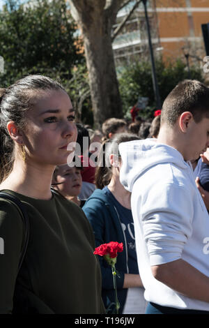 Gli studenti delle scuole nel quartiere della Garbatella, accompagnati dai loro insegnanti, dimostrata su 03/23/2019 andando alle Fosse Ardeatine dove 70 anni fa, il 24 marzo 1944, le truppe di occupazione tedesche si, comandato dal generale Kappler, macellati più di 335 persone in ritorsione contro l'attacco contro la SS Bolzano reggimento effettuata da una cellula partigiana in via Rasella, nel centro di Roma. Dopo la guerra il sito è stato riconosciuto come un memoriale di cimitero e Monumento Nazionale dove ogni anno una cerimonia istituzionale è tenuto con la partecipazione del capo dello Stato, altri institut Foto Stock