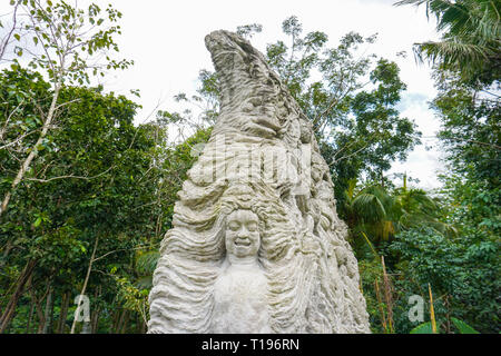 Stutue nella Sacra Foresta delle Scimmie, Ubud, Bali, Indonesia, 09.08.2019 Foto Stock