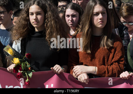 Gli studenti delle scuole nel quartiere della Garbatella, accompagnati dai loro insegnanti, dimostrata su 03/23/2019 andando alle Fosse Ardeatine dove 70 anni fa, il 24 marzo 1944, le truppe di occupazione tedesche si, comandato dal generale Kappler, macellati più di 335 persone in ritorsione contro l'attacco contro la SS Bolzano reggimento effettuata da una cellula partigiana in via Rasella, nel centro di Roma. Dopo la guerra il sito è stato riconosciuto come un memoriale di cimitero e Monumento Nazionale dove ogni anno una cerimonia istituzionale è tenuto con la partecipazione del capo dello Stato, altri institut Foto Stock