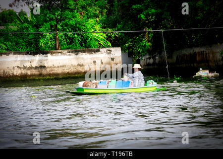 Questa unica immagine mostra una merce-vendita barca nei canali di Mae Nam Chao Phraya in Bankok Foto Stock