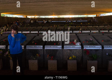 Gli studenti delle scuole nel quartiere della Garbatella, accompagnati dai loro insegnanti, dimostrata su 03/23/2019 andando alle Fosse Ardeatine dove 70 anni fa, il 24 marzo 1944, le truppe di occupazione tedesche si, comandato dal generale Kappler, macellati più di 335 persone in ritorsione contro l'attacco contro la SS Bolzano reggimento effettuata da una cellula partigiana in via Rasella, nel centro di Roma. Dopo la guerra il sito è stato riconosciuto come un memoriale di cimitero e Monumento Nazionale dove ogni anno una cerimonia istituzionale è tenuto con la partecipazione del capo dello Stato, altri institut Foto Stock