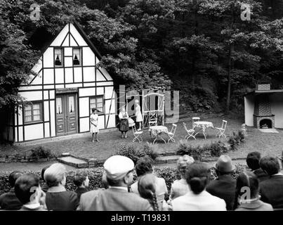 Teatro / Theatre, open-air theatre, sylvan theatre Hohensyburg, Dortmund, le prestazioni del gioco "Pfeffer und Salz" ("sale e pepe") di Karl Bunje, premiere: 9.6.1968, Additional-Rights-Clearance-Info-Not-Available Foto Stock