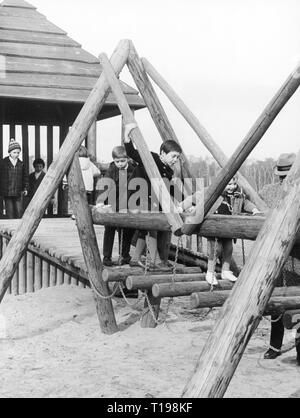 Persone, bambini, giocare i bambini sul parco giochi avventura, circa 1970, Additional-Rights-Clearance-Info-Not-Available Foto Stock