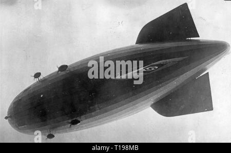 Trasporti / trasporto, aviazione, dirigibile, Zeppelin LZ 130 "Graf Zeppelin II", dal basso, dopo la partenza per il primo workshop ride, agosto 1938, Additional-Rights-Clearance-Info-Not-Available Foto Stock