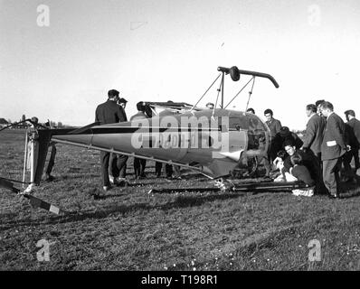 Trasporti / trasporto, aviazione, disaster, un Brantly B-2 elicottero schiantato su un prato, Germania, agli inizi degli anni sessanta, Additional-Rights-Clearance-Info-Not-Available Foto Stock