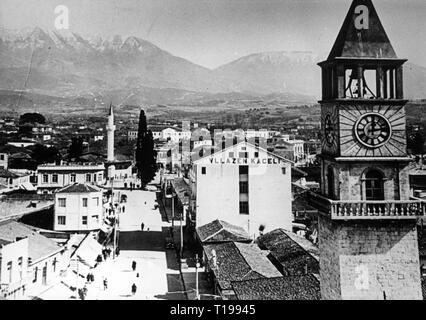 Geografia / viaggi storico, Albania, città e comunità, Tirana, vista città / viste sulla città, panoramica, sulla destra la parte superiore della torre campanaria, sessanta, Additional-Rights-Clearance-Info-Not-Available Foto Stock