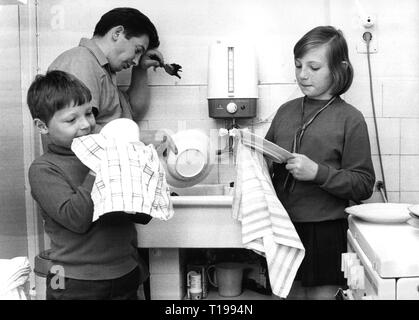 Domestico, lavare fino, padre e figli lavando i piatti, 1971, Additional-Rights-Clearance-Info-Not-Available Foto Stock