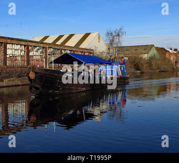 " Industria " passando il muro di fabbrica. Duecento anni fa nel 1819 Lo Sheffield e Tinsley canal aperto e la celebrazione è stata ricreata nel 2019 CW 6622 Foto Stock