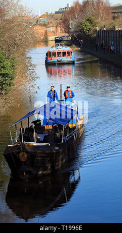 Leader del settore la flottiglia sotto il bacon Lane Bridge. Duecento anni fa il 22.2.1819 La Sheffield e Tinsley canal aperto, con essa celebra Foto Stock