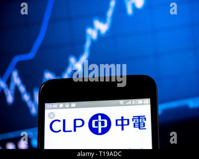 In questa illustrazione della foto un gruppo CLP visto il logo visualizzato su un telefono intelligente. Foto Stock