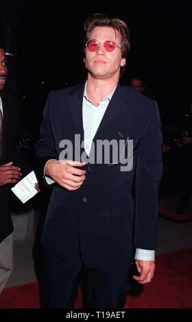 LOS ANGELES, CA. 03 aprile 1997: Attore VAL KILMER alla premiere di Los Angeles del suo nuovo film, "Santo", in cui lui stelle con Elizabeth Shue. Pix: Paul SMITH Foto Stock