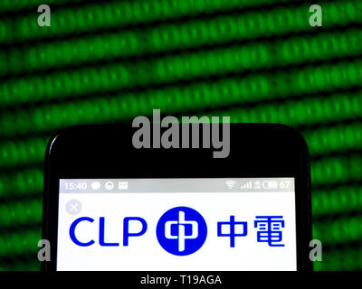 In questa illustrazione della foto un gruppo CLP visto il logo visualizzato su un telefono intelligente. Foto Stock