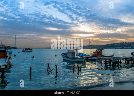 Istanbul, Turchia, 22 marzo 2006: Barche e Ponte sul Bosforo, Cengelkoy Foto Stock