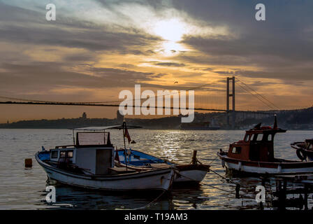 Istanbul, Turchia, 22 marzo 2006: Tramonto, barche e Ponte sul Bosforo, Cengelkoy Foto Stock