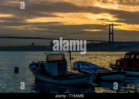 Istanbul, Turchia, 22 marzo 2006: Barche e Ponte sul Bosforo, Cengelkoy Foto Stock