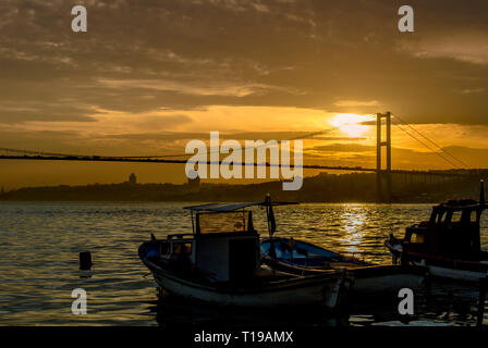 Istanbul, Turchia, 22 marzo 2006: Tramonto, barche e Ponte sul Bosforo, Cengelkoy Foto Stock