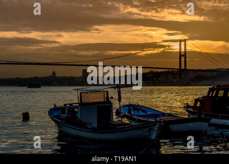 Istanbul, Turchia, 22 marzo 2006: Tramonto, barche e Ponte sul Bosforo, Cengelkoy Foto Stock