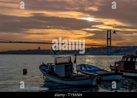 Istanbul, Turchia, 22 marzo 2006: Tramonto, barche e Ponte sul Bosforo, Cengelkoy Foto Stock