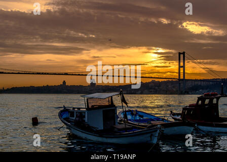 Istanbul, Turchia, 22 marzo 2006: Tramonto, barche e Ponte sul Bosforo, Cengelkoy Foto Stock