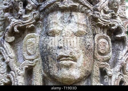 Faccia maya scolpiti in pietra di Tempio, famosa in tutto il mondo Copan rovine sito archeologico dell'antica civiltà Maya, un sito Patrimonio Mondiale dell'UNESCO in Honduras Foto Stock