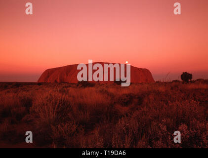 Australia. Norther territorio. Uluru al sorgere della luna. Foto Stock