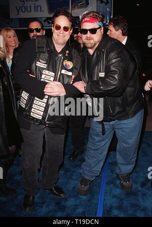 LOS ANGELES, CA - 31 Gennaio 1998: attori Dan Aykroyd (sinistra) & John Goodman presso la premiere del loro nuovo film "Blues Brothers 2000,' a Anfiteatro universale, Hollywood. Foto Stock