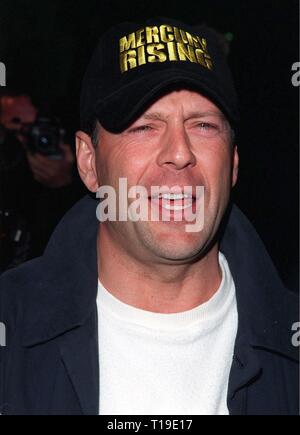 LOS ANGELES, CA - Aprile 1, 1998: attore Bruce Willis alla premiere del suo nuovo film, 'Mercury Rising,' presso l'Accademia Teatro in Beverly Hills. Foto Stock