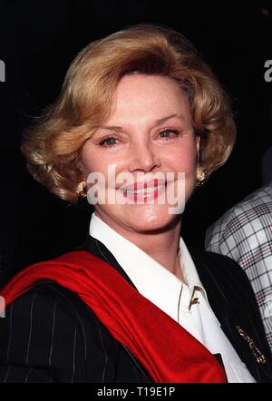 LOS ANGELES, CA - Aprile 6, 1998: BARBARA SINATRA (moglie di Frank Sinatra) alla premiere di 'la coppia dispari II" a Hollywood. Foto Stock