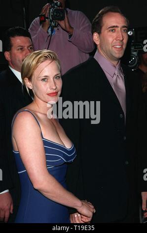 LOS ANGELES, CA - Aprile 8, 1998: attore Nicolas Cage & attrice moglie Patricia Arquette presso la premiere mondiale del suo nuovo film, "la città degli angeli", in cui lui stelle con Meg Ryan. Foto Stock