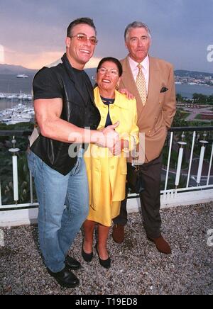 CANNES, Francia - 19 Maggio 1998: Attore JEAN-CLAUDE VAN DAMME & i genitori al Cannes Film Festival. Foto Stock