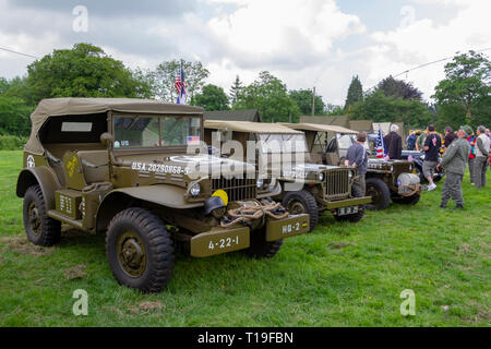 Linea di American WW2 i veicoli parte del D-Day settantesimo anniversario eventi in Sainte-Mère-Église, Normandia, Francia nel giugno 2014. Foto Stock