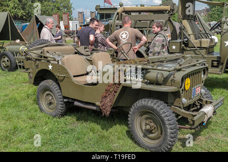 Una Willys MB jeep, parte del D-Day settantesimo anniversario eventi, re-enactors e display del veicolo in Sainte-Mère-Église, Normandia, Francia nel giugno 2014. Foto Stock