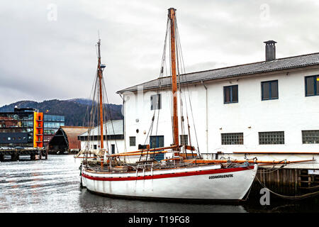 Imbarcazione a vela Godmorgensol. Ormeggiata nel porto di Bergen, Norvegia. Foto Stock