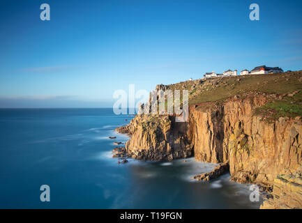 A tarda sera su Land's End in Cornovaglia. Foto Stock