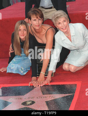 LOS ANGELES, CA - 3 Settembre 1998: attrice Jamie Lee Curtis con l'attrice madre Janet Leigh & figlia ANNIE VALUTAZIONE svelare la sua stella sulla Hollywood Boulevard. Foto Stock