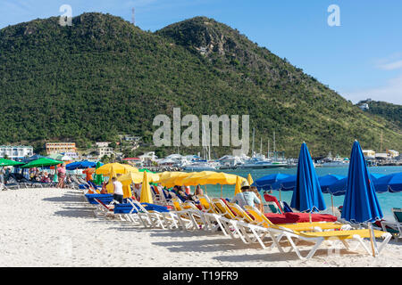 Vista della spiaggia, grande baia, Philipsburg, St Maarten, Saint Martin, Piccole Antille, dei Caraibi Foto Stock