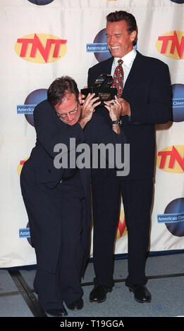 LOS ANGELES, CA - 18 Ottobre 1998: Attori Robin Williams (sinistra) & Arnold Schwarzenegger al tredicesimo annuale di Moving Picture Palla dove Schwarzenegger è stato presentato con il 1998 American Cinematheque Award. Williams ha vinto il premio nel 1988. Foto Stock