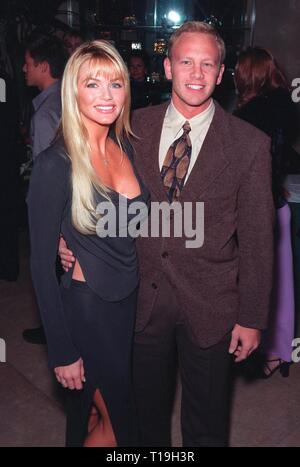 LOS ANGELES, CA - 4 Dicembre 1998: "Beverly Hills 90210' star IAN ZIERING & modello moglie Nikki SCHIELER a Beverly Hills Christmas party dato dal controllo ortografico gruppo di intrattenimento per i calchi dei loro spettacoli TV. Foto Stock