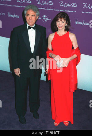 LOS ANGELES, CA - Dicembre 10, 1998: attrice VICTORIA PRINCIPAL & marito DR. HARRY GLASSMAN al 9° Fire & Ice sfera a Hollywood per beneficiare la Revlon/UCLA Cancro nelle Donne Le Programma di ricerca. © Paul Smith / Featureflash Foto Stock