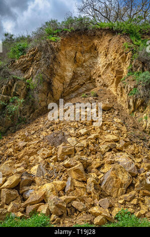 Frana lungo la strada di fuoco in Runyon Canyon a causa delle pesanti piogge, Los Angeles, CA. Foto Stock