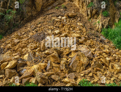 Frana lungo la strada di fuoco in Runyon Canyon a causa delle pesanti piogge, Los Angeles, CA. Foto Stock