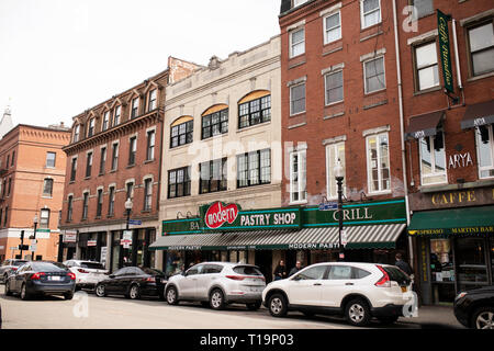 Al di fuori della moderna pasticceria su Hanover Street nel North End di Boston, Massachusetts. Foto Stock